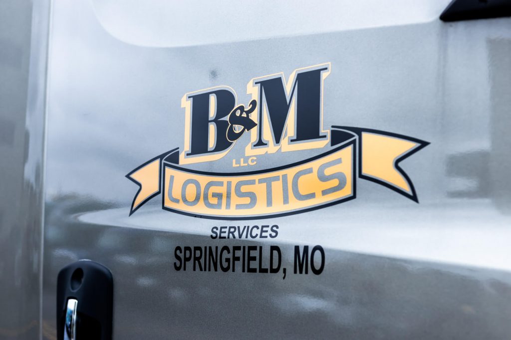 close up of b and m logistics logo